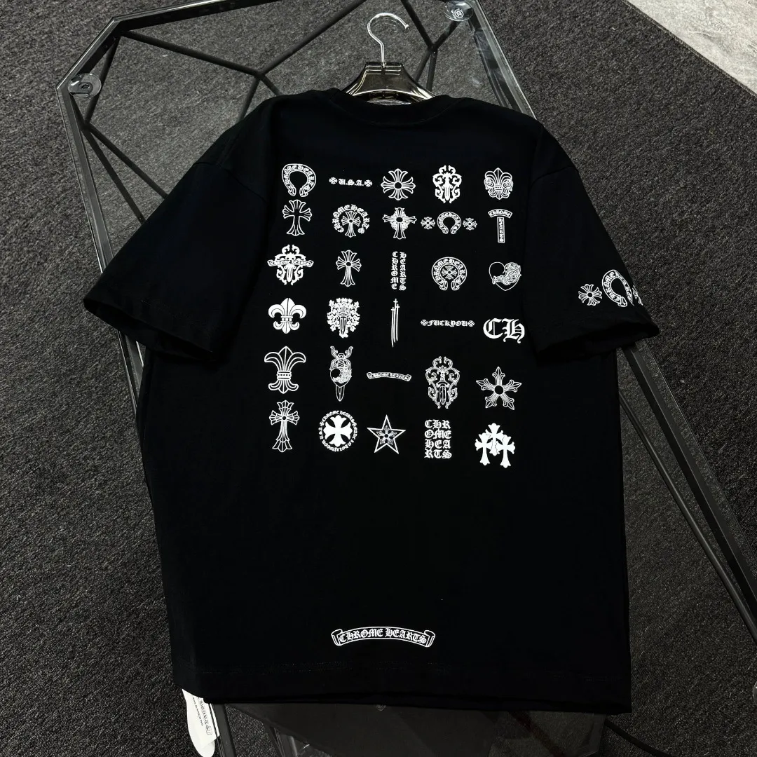 P170 Chrome Hearts Chrome Hearts 25 high-end versions. The fabric is made of 300 grams of high-density pure cotton. It does not deform or shrink. It has three labels. It is the same style for men and women. Technology: Digital printing. Color: White. Black. SIZE: S-XL.